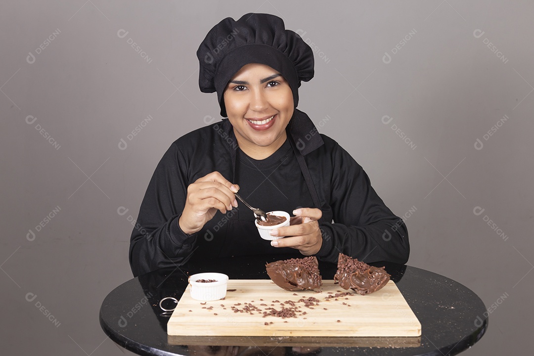 Mulher linda jovem chefe de cozinha comendo ovos de páscoa