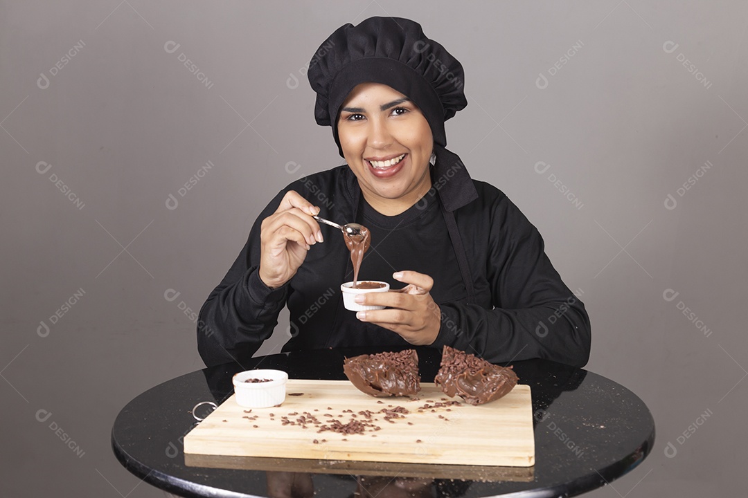 Mulher linda jovem chefe de cozinha comendo ovos de páscoa