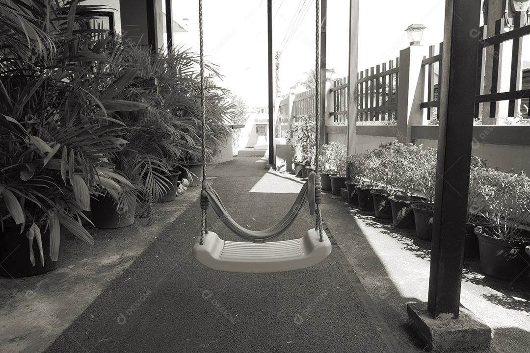 Vista do balanço infantil instalado no interior da casa