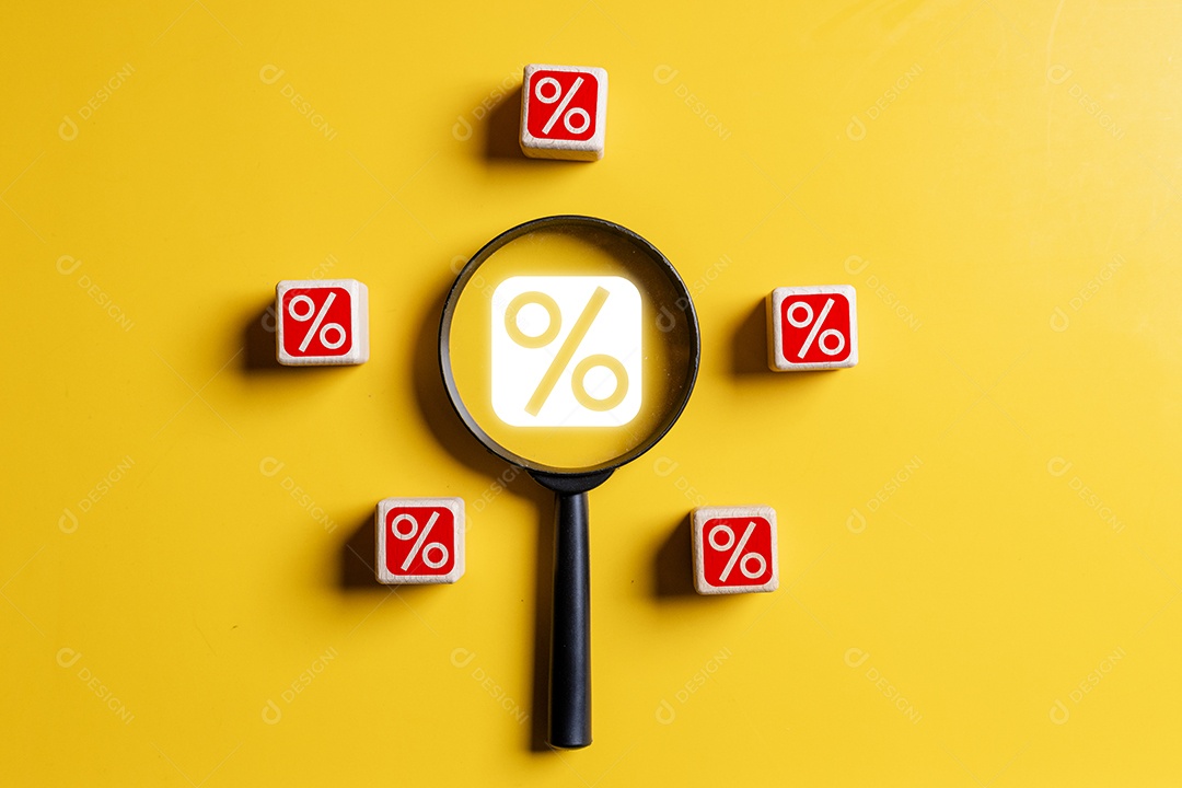 Sinal de porcentagem com lupa aumentos de taxas e juros