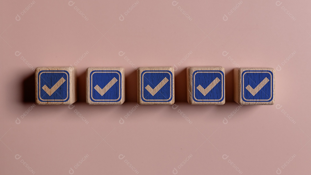 Dados de madeira sobre fundo rosa claro