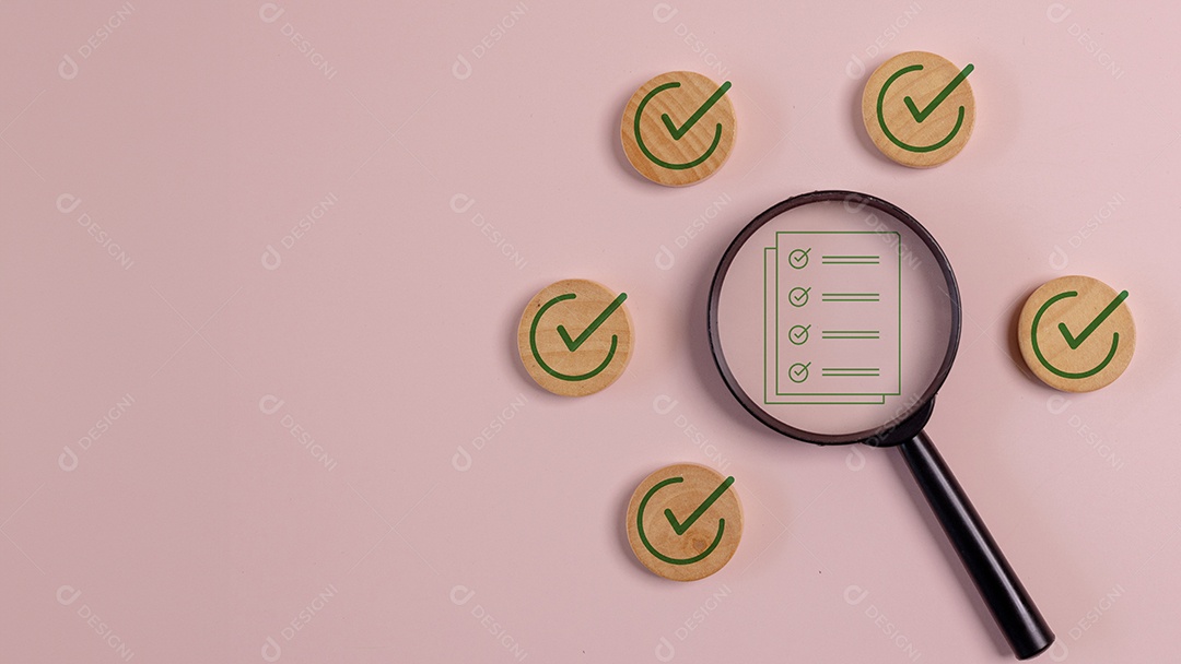 Círculos de madeira com desenhos de marca de verificação e lupa com lista no meio