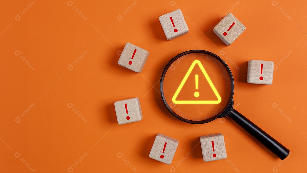 Dados de madeira com lupa e ponto de exclamação ao centro