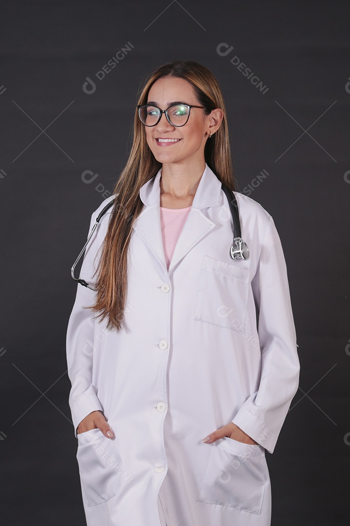 Linda mulher médica sobre fundo isolado