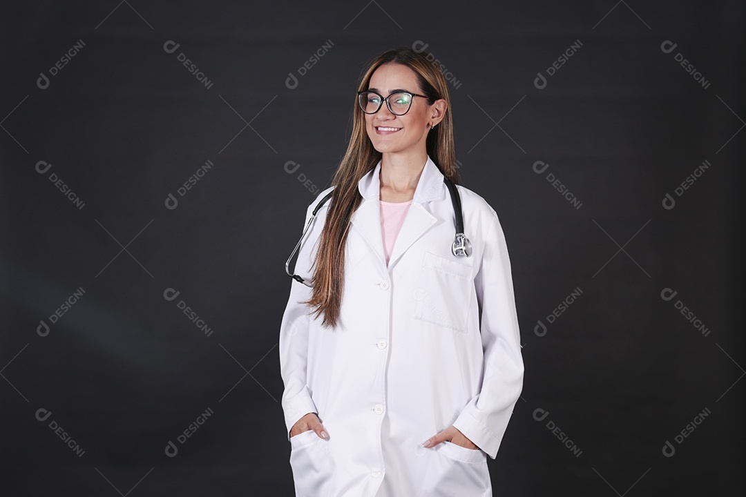 Linda mulher médica sobre fundo isolado