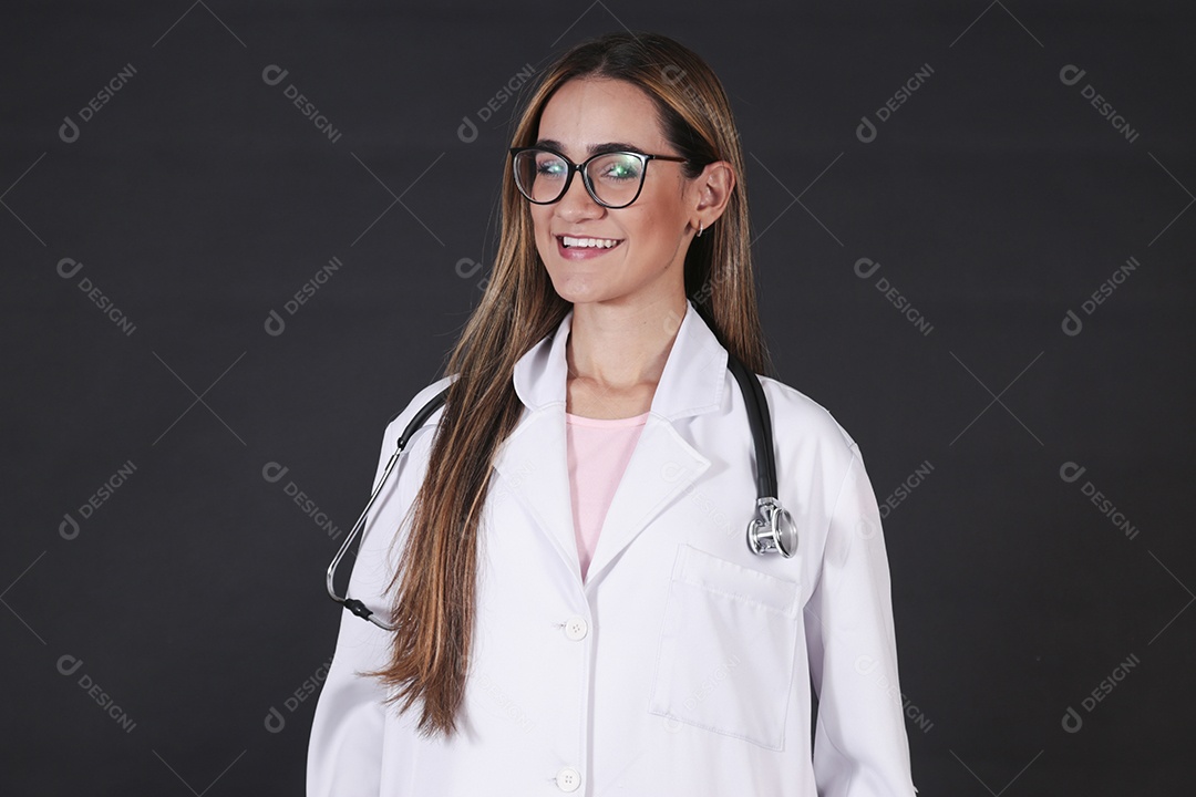 Linda mulher médica sobre fundo isolado