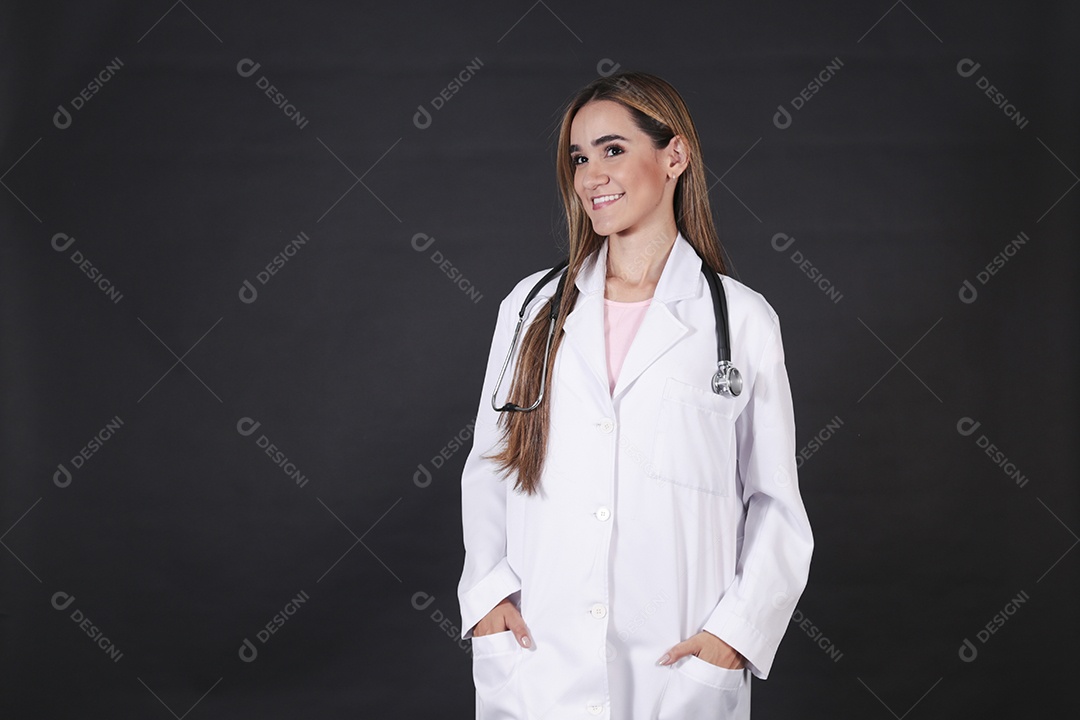 Linda mulher médica sobre fundo isolado