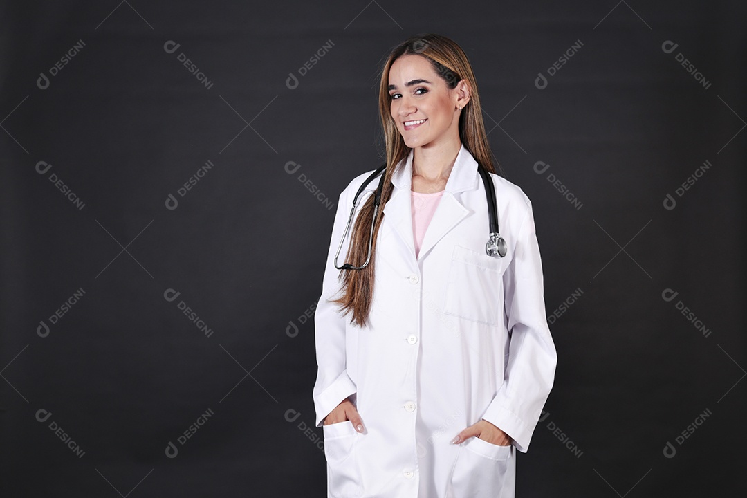 Linda mulher médica sobre fundo isolado