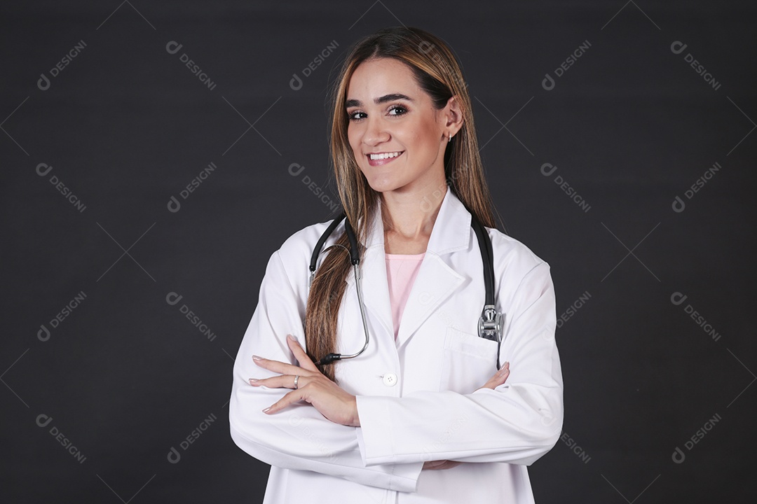 Linda mulher médica sobre fundo isolado