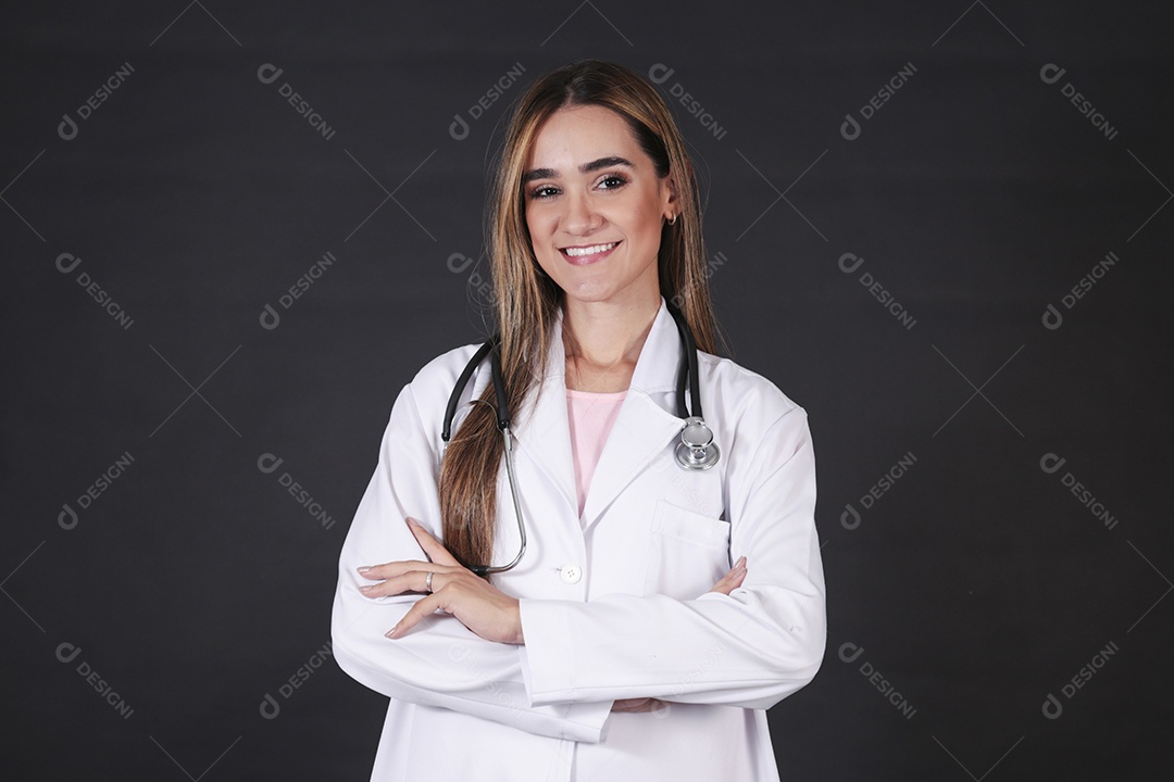 Linda mulher médica sobre fundo isolado