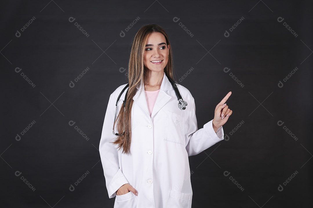 Linda mulher médica sobre fundo isolado