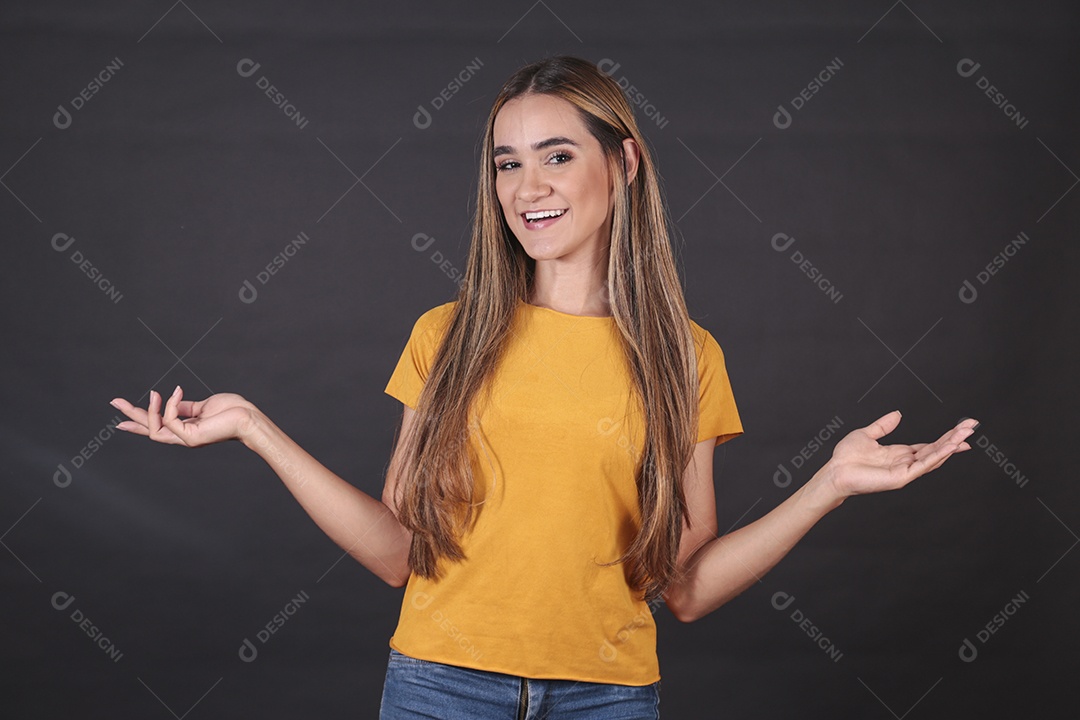 Linda mulher jovem sobre fundo isolado