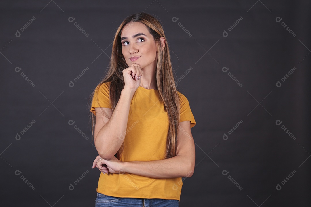 Linda mulher jovem sobre fundo isolado