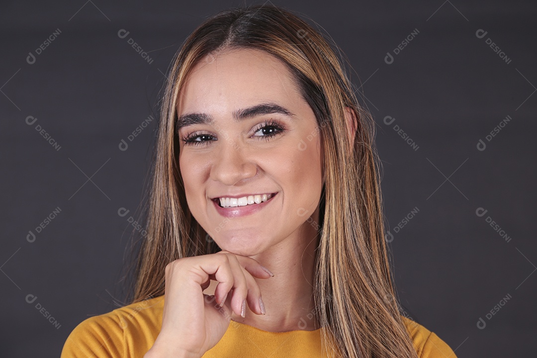 Linda mulher jovem sobre fundo isolado