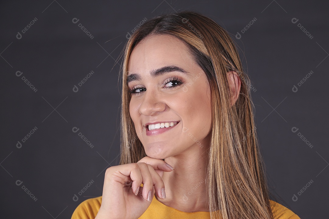 Linda mulher jovem sobre fundo isolado