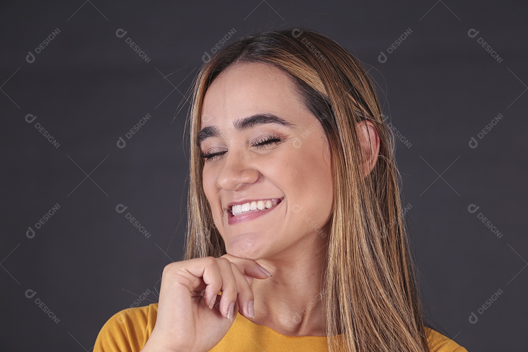 Linda mulher jovem sobre fundo isolado