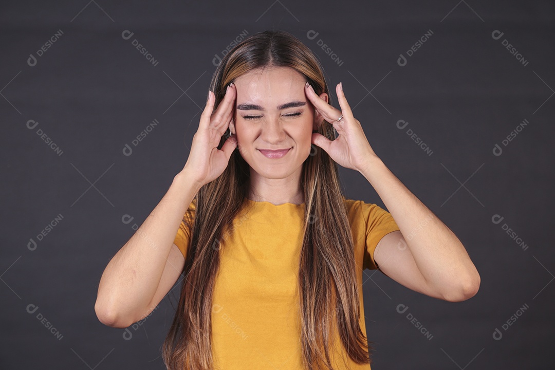 Linda mulher jovem sobre fundo isolado