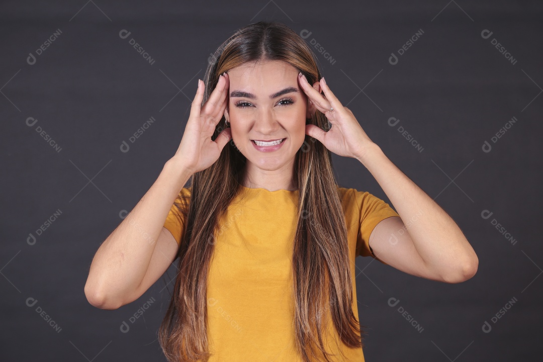 Linda mulher jovem sobre fundo isolado