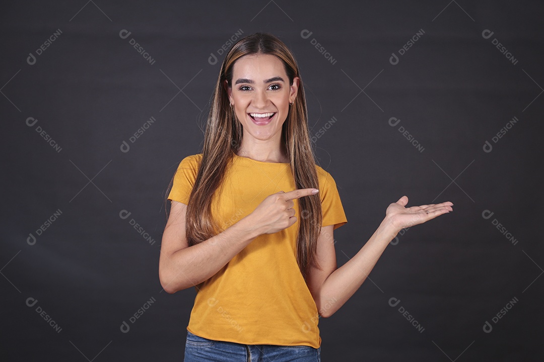 Linda mulher jovem sobre fundo isolado