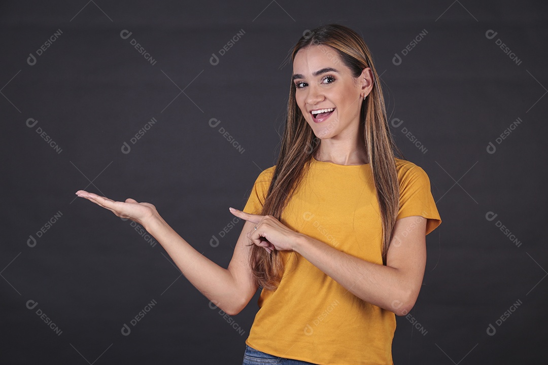 Linda mulher jovem sobre fundo isolado