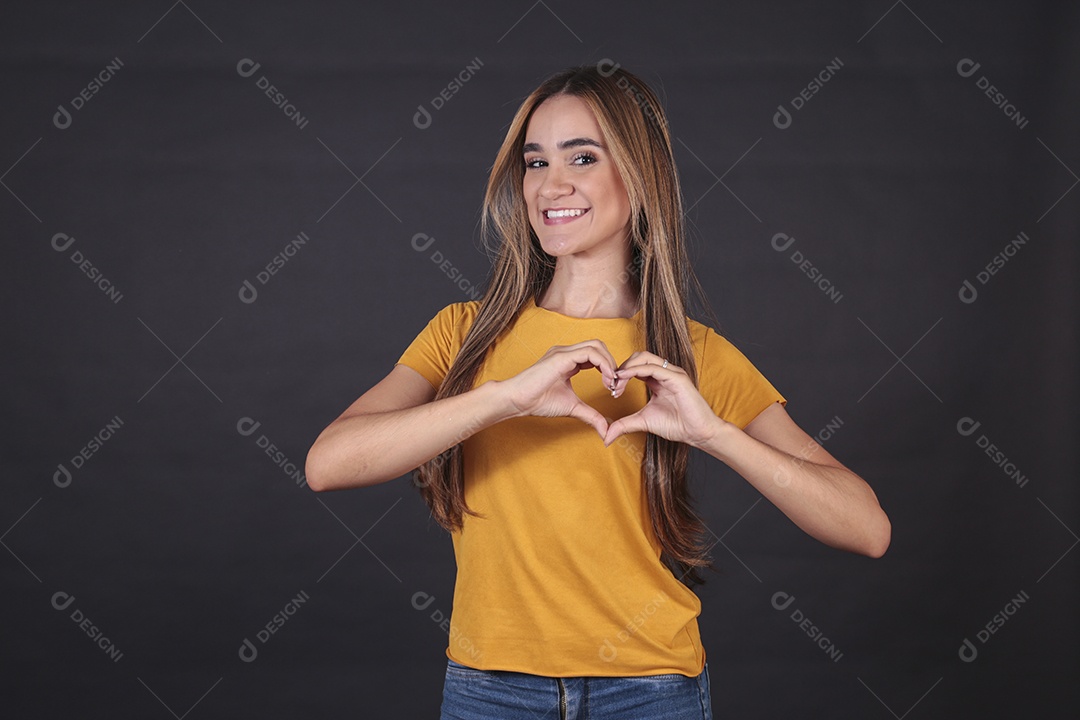 Linda mulher jovem sobre fundo isolado