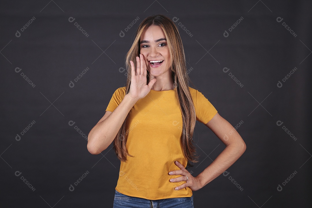 Linda mulher jovem sobre fundo isolado