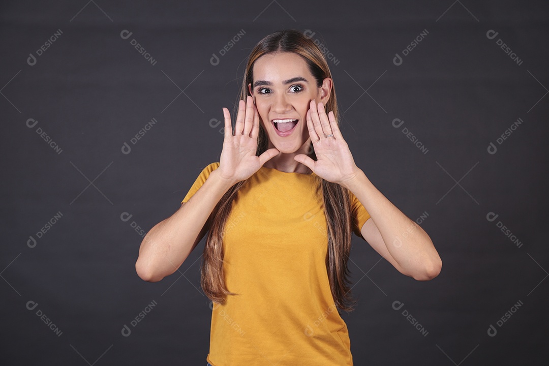 Linda mulher jovem sobre fundo isolado