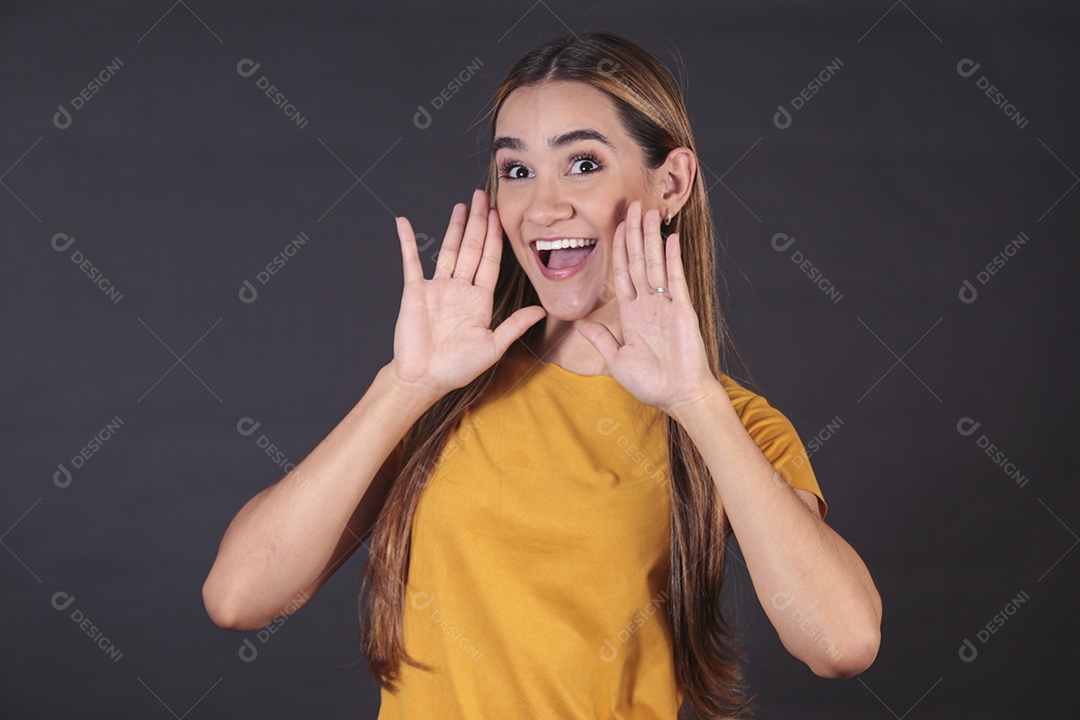 Linda mulher jovem sobre fundo isolado