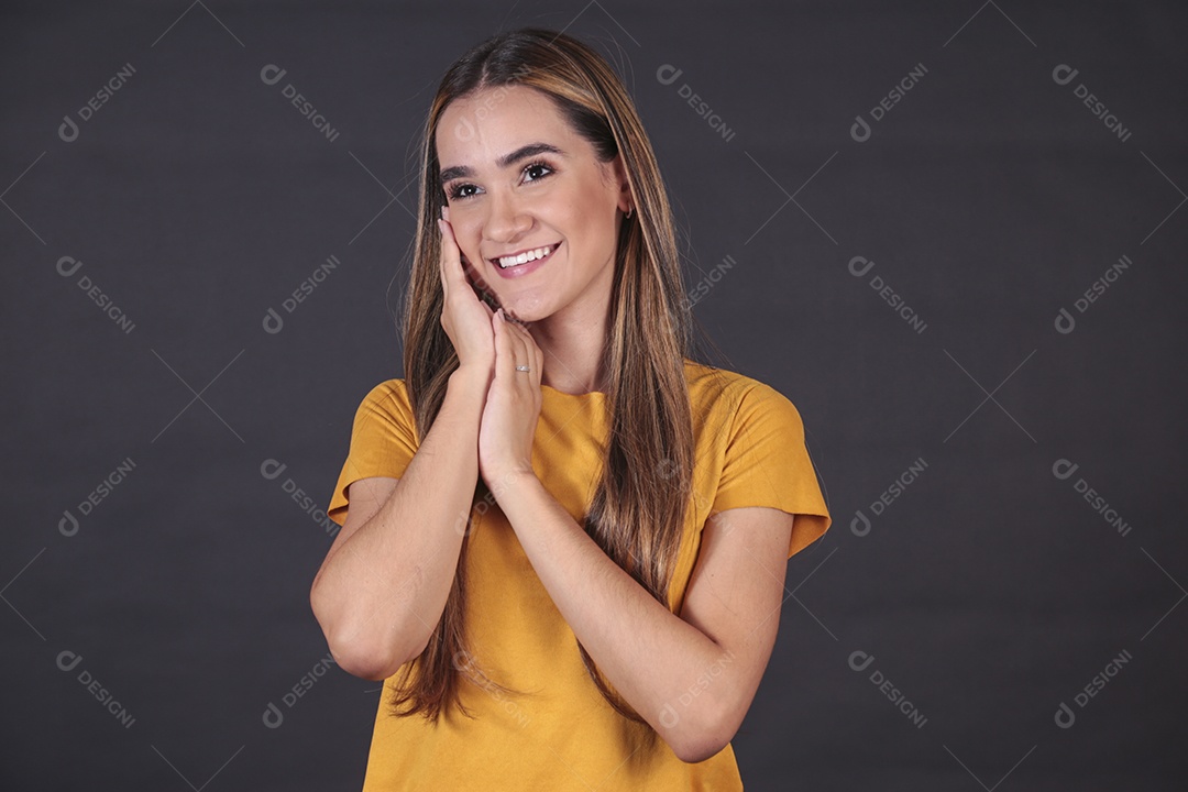 Linda mulher jovem sobre fundo isolado