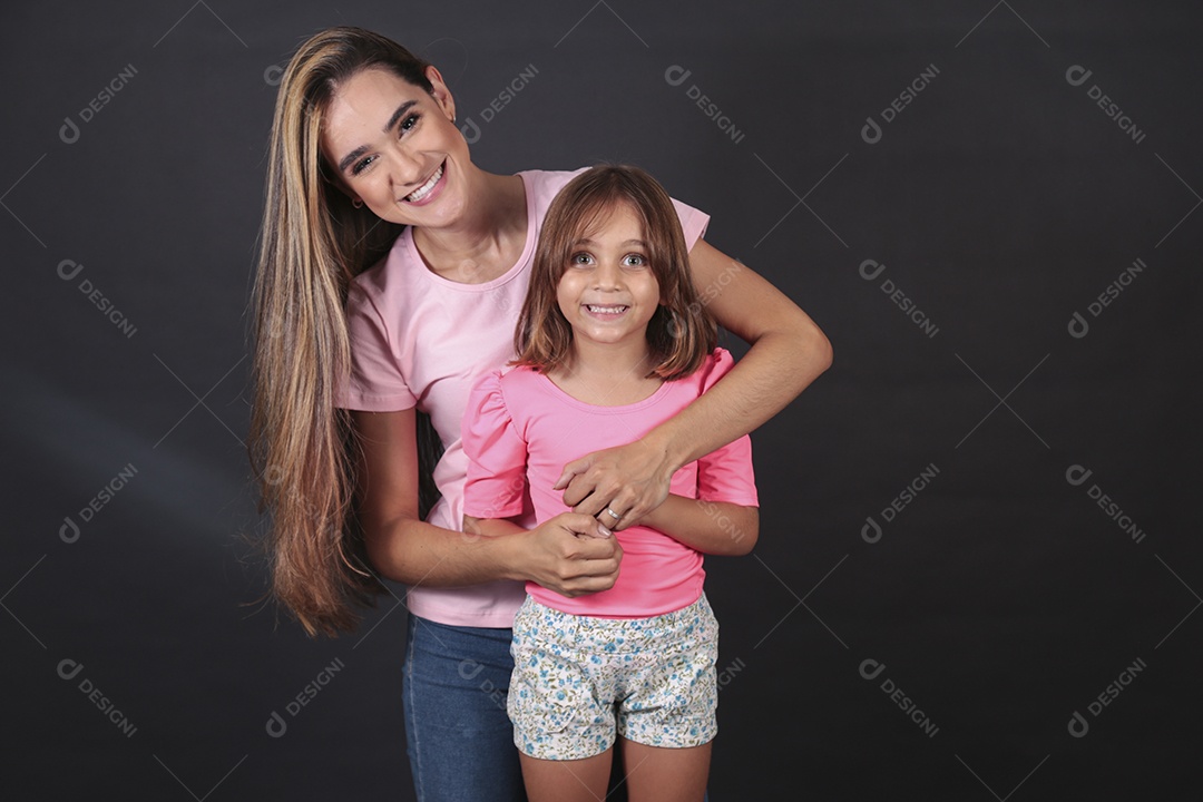 Mãe e filha felizes sorridentes sobre fundo isolado