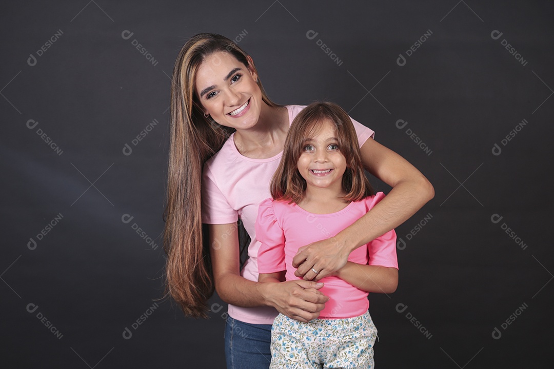 Mãe e filha felizes sorridentes sobre fundo isolado