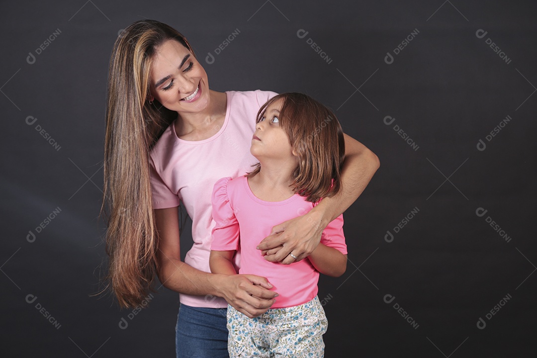 Mãe e filha felizes sorridentes sobre fundo isolado