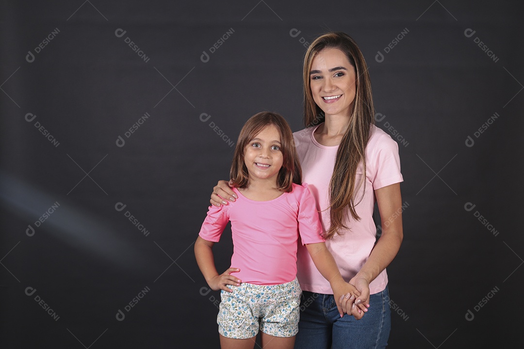 Mãe e filha felizes sorridentes sobre fundo isolado