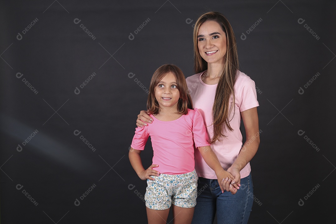 Mãe e filha felizes sorridentes sobre fundo isolado