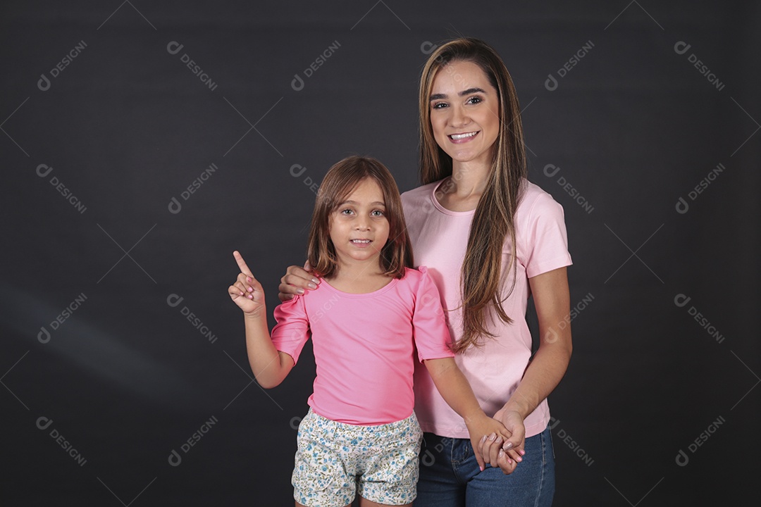 Mãe e filha felizes sorridentes sobre fundo isolado