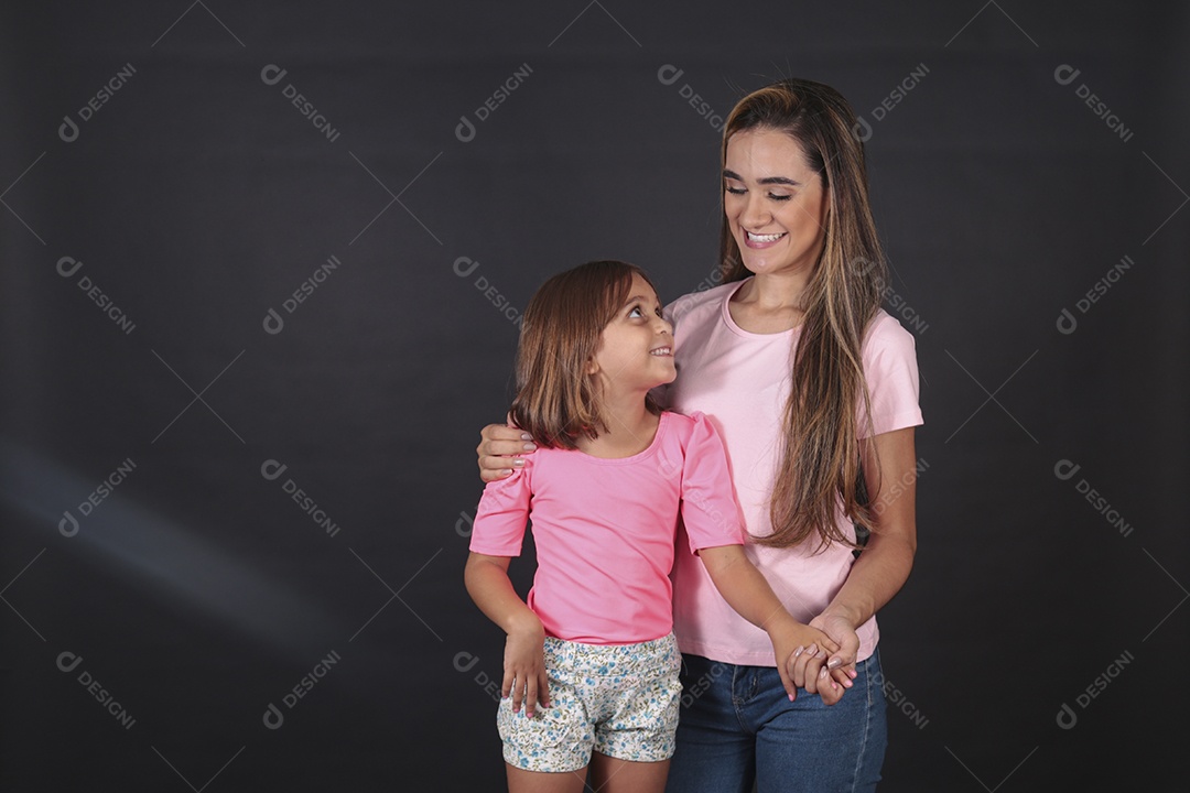 Mãe e filha felizes sorridentes sobre fundo isolado