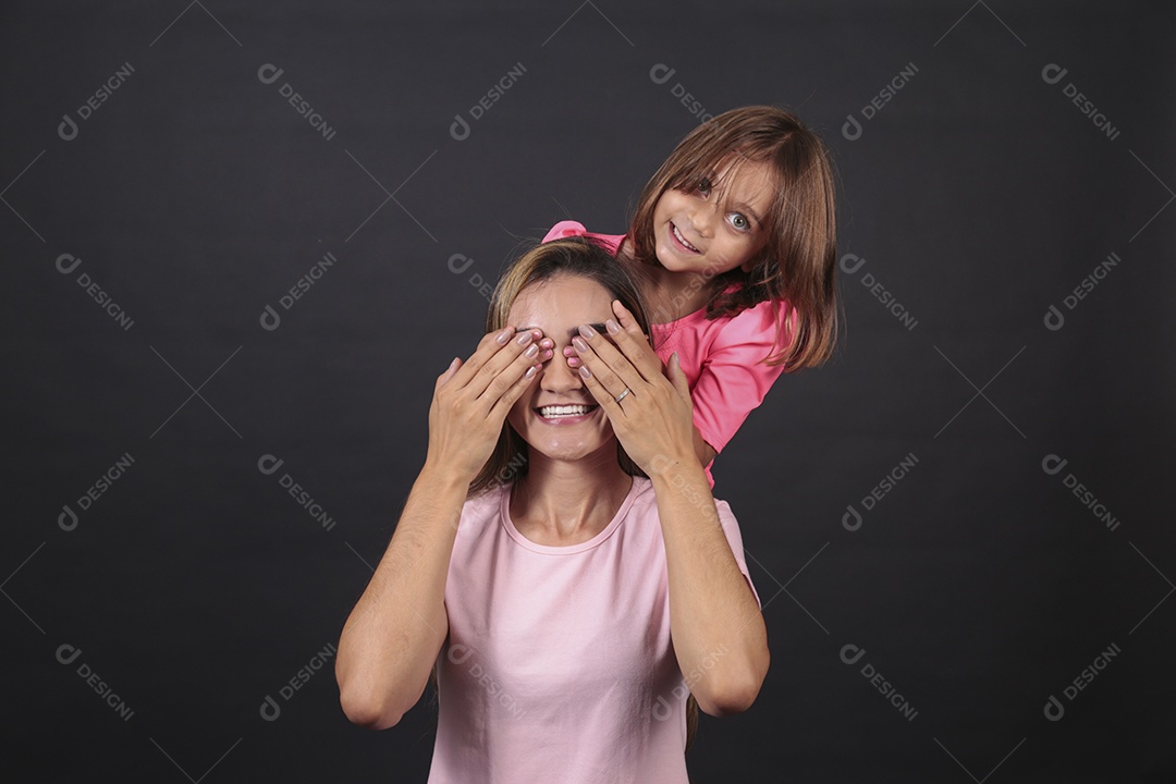 Mãe e filha felizes sorridentes sobre fundo isolado