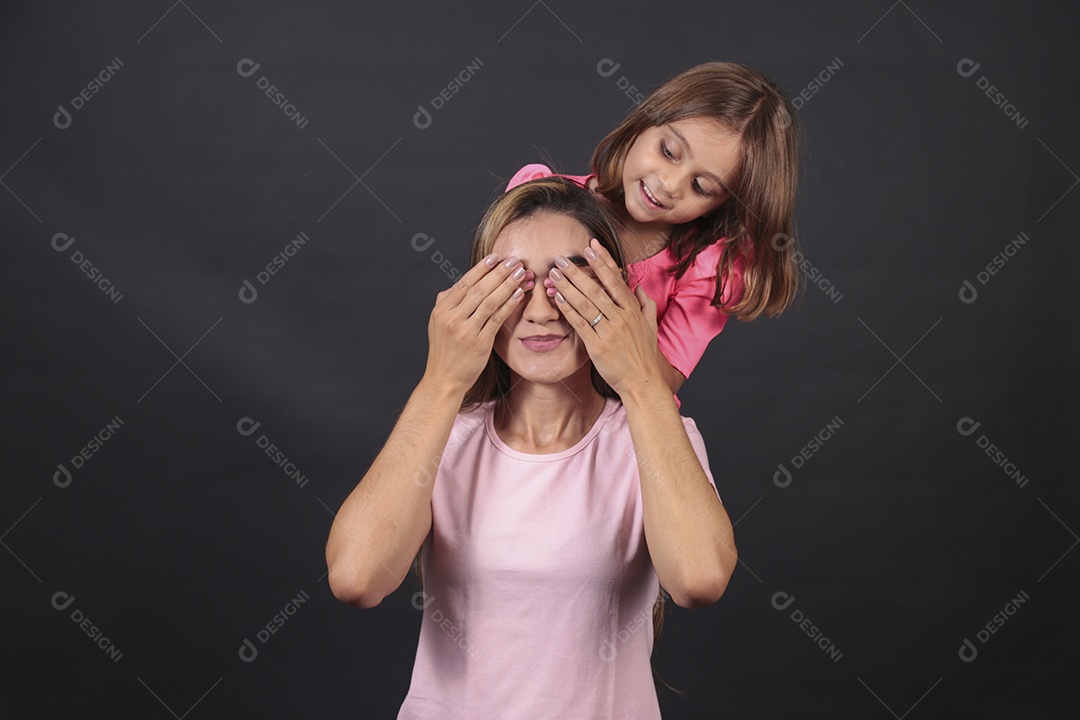 Mãe e filha felizes sorridentes sobre fundo isolado