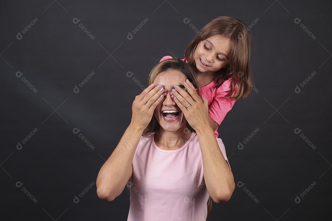 Mãe e filha felizes sorridentes sobre fundo isolado