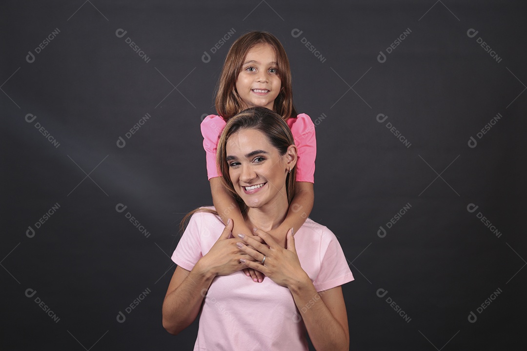 Mãe e filha felizes sorridentes sobre fundo isolado