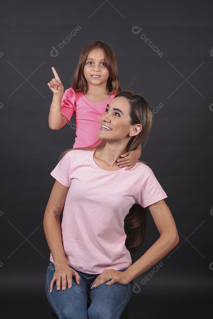 Mãe e filha felizes sorridentes sobre fundo isolado