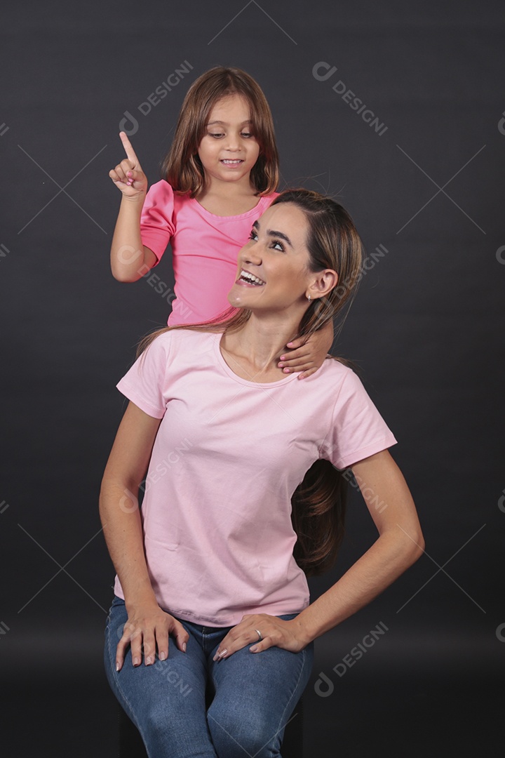 Mãe e filha felizes sorridentes sobre fundo isolado
