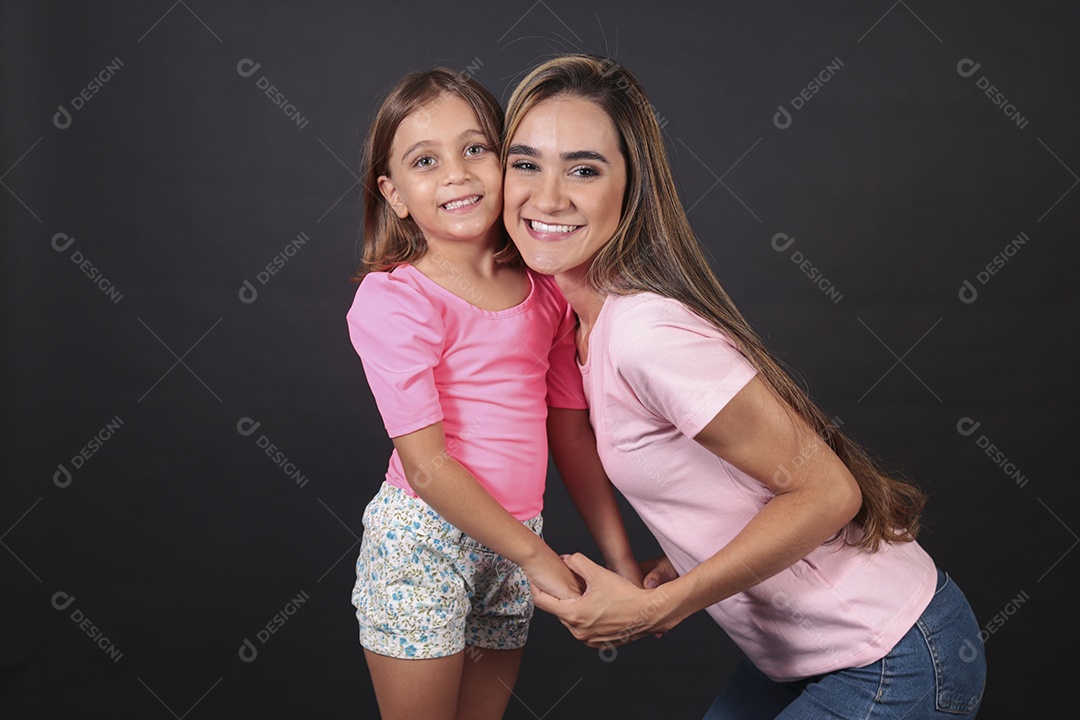 Mãe e filha felizes sorridentes sobre fundo isolado