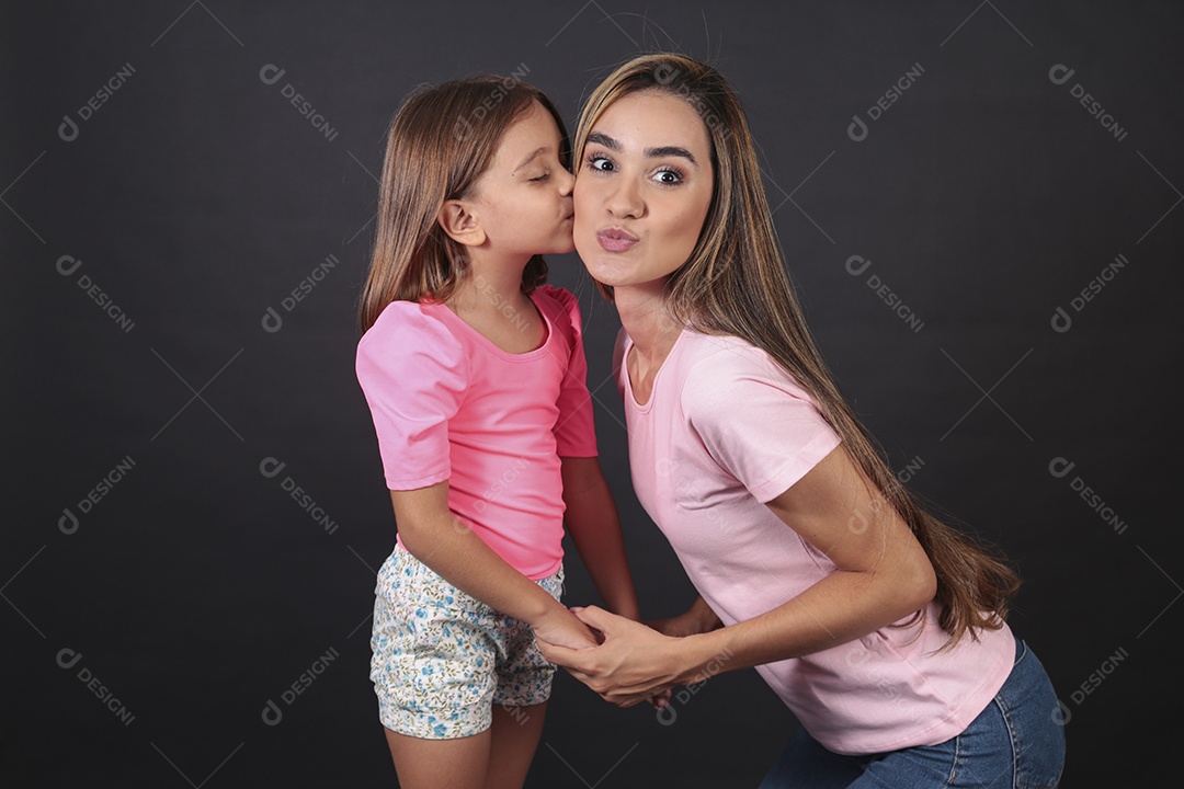 Mãe e filha felizes sorridentes sobre fundo isolado