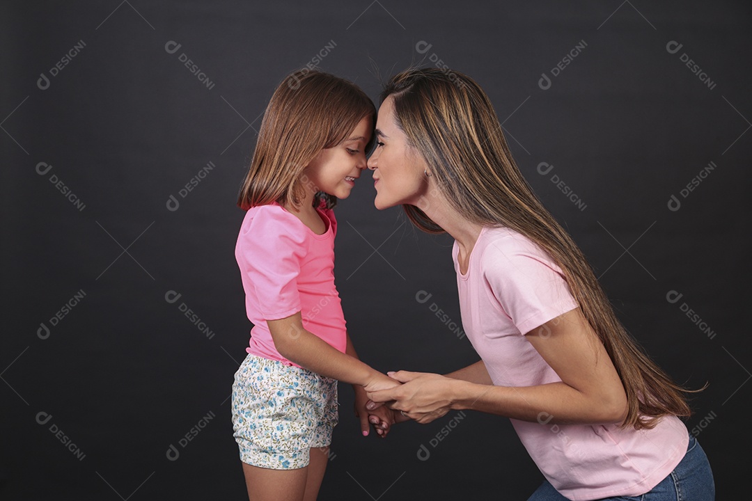 Mãe e filha felizes sorridentes sobre fundo isolado