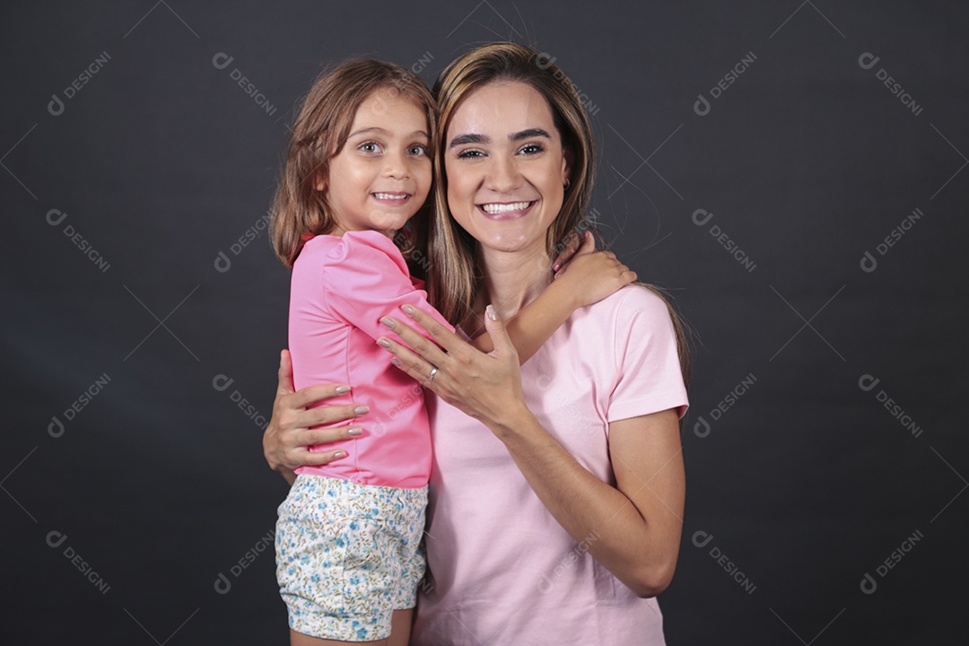 Mãe e filha felizes sorridentes sobre fundo isolado