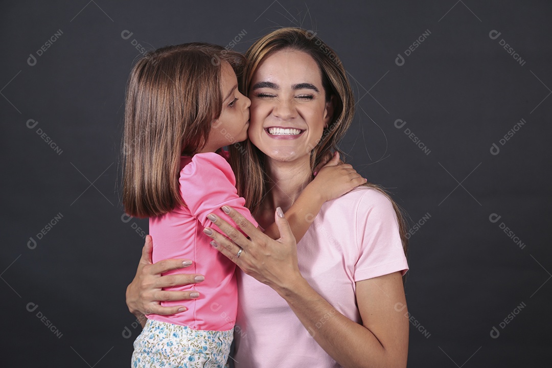 Mãe e filha felizes sorridentes sobre fundo isolado