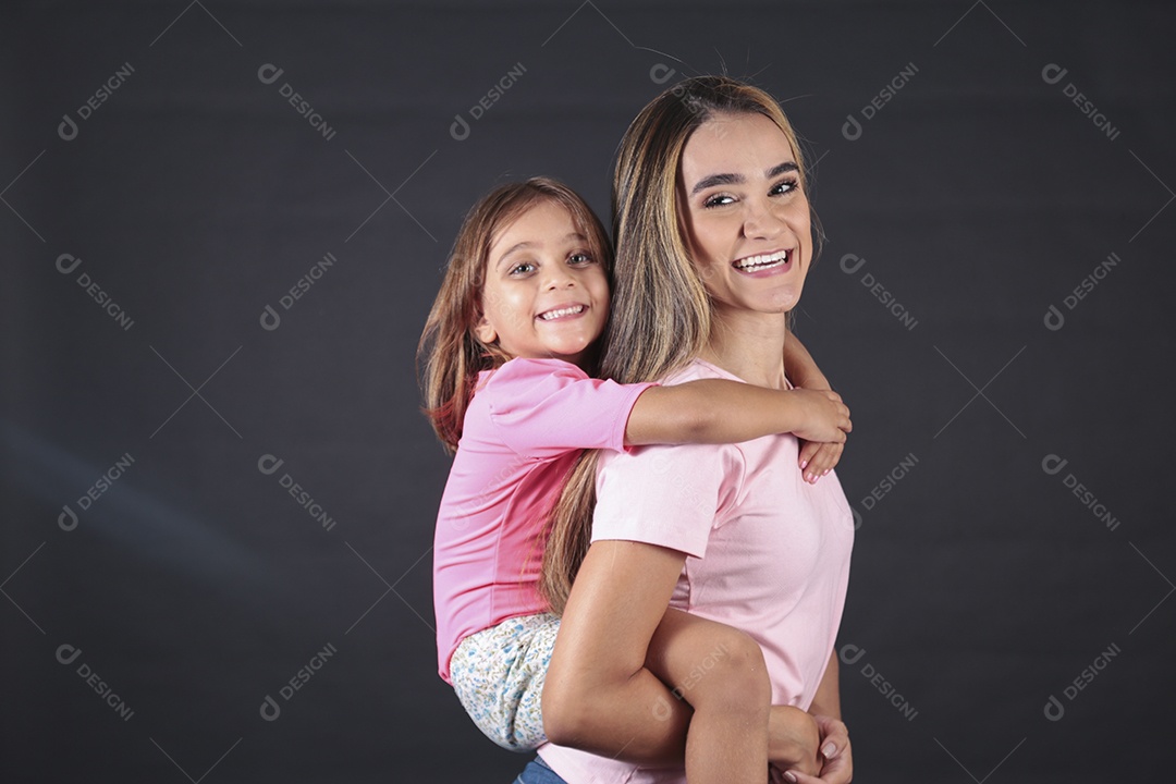 Mãe e filha felizes sorridentes sobre fundo isolado