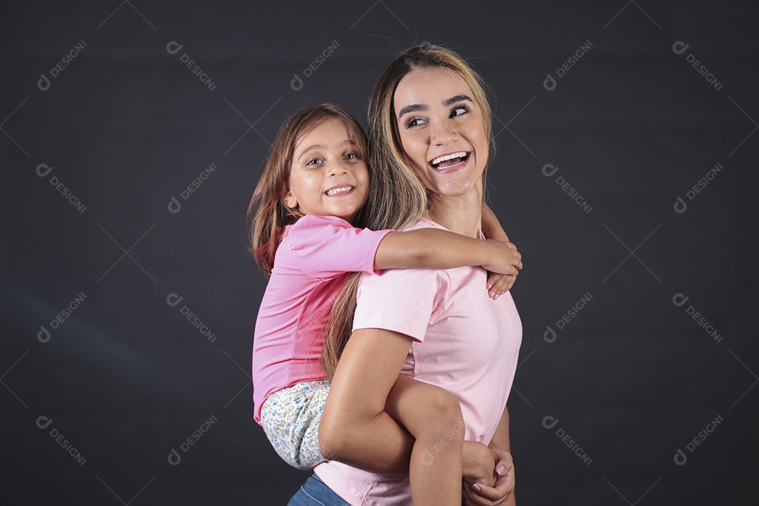 Mãe e filha felizes sorridentes sobre fundo isolado