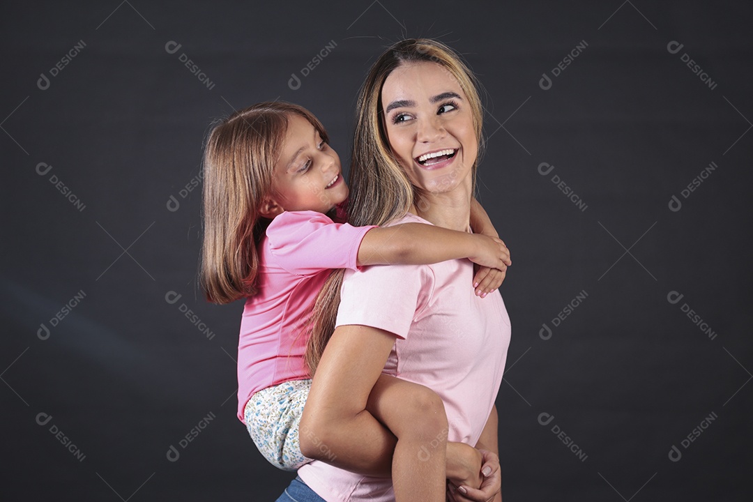 Mãe e filha felizes sorridentes sobre fundo isolado